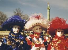 Des amis costumés de provinces et de ...